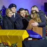 El presidente ucraniano, Volodomir Zelenski, asiste en Kyiv al funeral del ministro de Defensa, muerto en un accidente de helicóptero