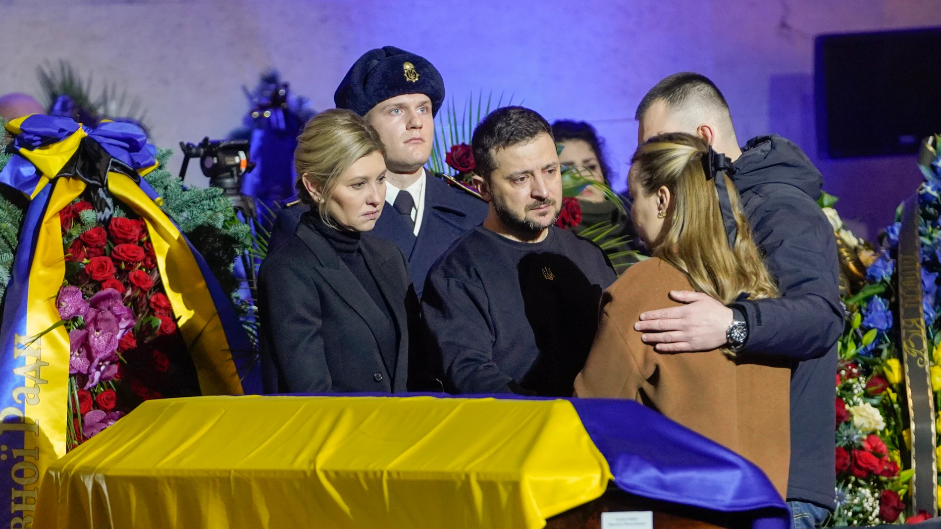 El presidente ucraniano, Volodomir Zelenski, asiste en Kyiv al funeral del ministro de Defensa, muerto en un accidente de helicóptero