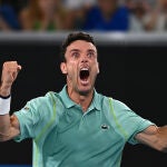 Roberto Bautista celebra su victoria ante Andy Murray en Australia