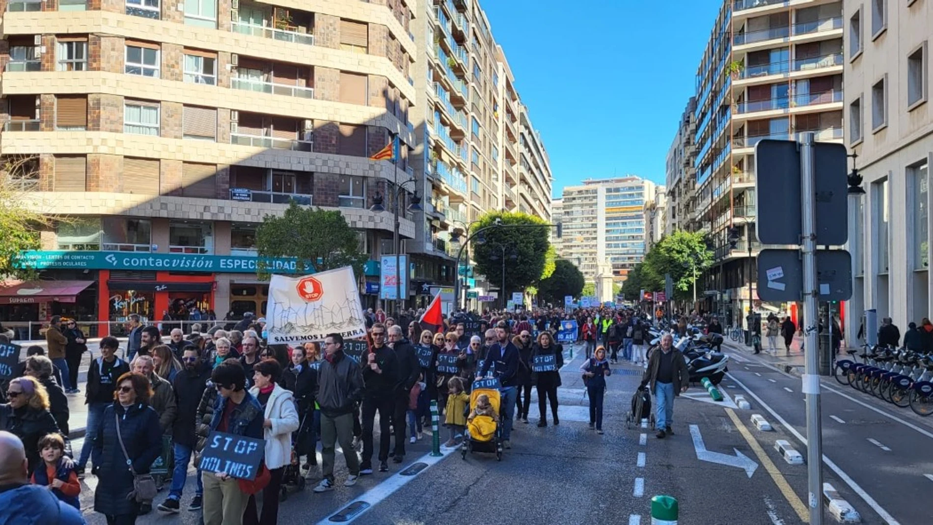 La marcha bajo el lema "Renovables sí pero no así" ha recorrido las calles de Valencia este sábado