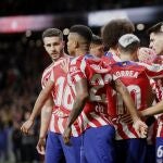 Los jugadores del Atlético celebran el gol de Morata, el primero del partido ante el Valladolid