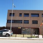 Patrulla de la Guardia Civil ante la fachada de la casa cuartel