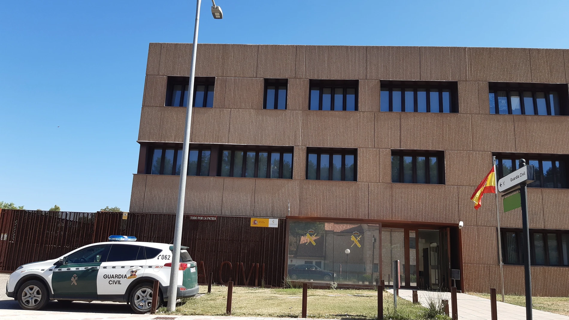 Patrulla de la Guardia Civil ante la fachada de la casa cuartel