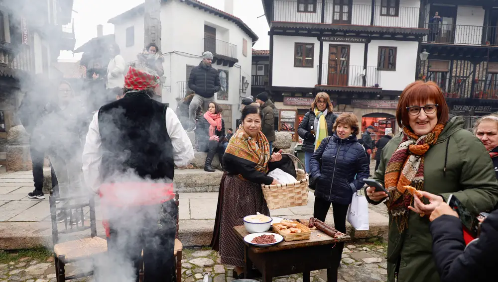 La localidad salmantina de La Alberca celebra la tradicional rifa del marrano de San Antón
