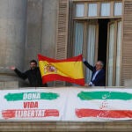 Paco Sierra, de Cs, y Josep Bou, del PP, sacan una bandera España en el balcón del Ayuntamiento de Barcelona durante una concentración de la plataforma constitucionalista Cataluña Suma por España
