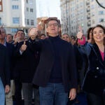 El líder del Partido Popular, Alberto Núñez Feijóo (c), y su secretaria general, Cuca Gamarra, participan en el rodaje de un anuncio de cara a las elecciones a las capitales de provincia, este domingo, en la Plaza de España de Madrid.