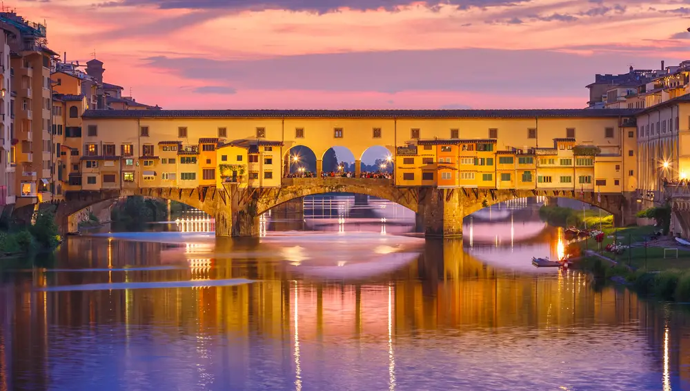 Arno y Ponte Vecchio en la puesta del sol