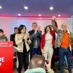 De izqda a dcha, la secretaria del PSOE de Córdoba, Rafi Crespín; el secretario general del PSOE-A, Juan Espadas; la vicesecretaria general del PSOE, María Jesús Montero, y el candidato del PSOE a la Alcaldía de Córdoba, Antonio Hurtado, este domingo.