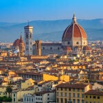 Florencia es un lugar lleno de monumentos históricos, empezando desde la catedral de Santa María del Fiore
