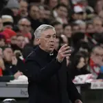 Carlo Ancelotti, durante el Athletic-Real Madrid en San Mamés