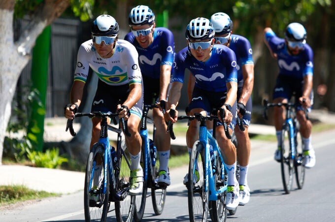 Vinicius Rangel, con el maillot de campeón de Brasil, encabeza el grupo de Movistar en una etapa de la Vuelta a San Juan