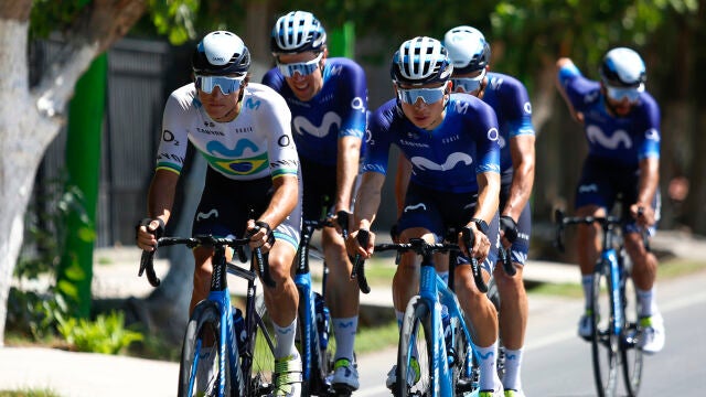 Vinicius Rangel, con el maillot de campeón de Brasil, encabeza el grupo de Movistar en una etapa de la Vuelta a San Juan