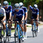 Vinicius Rangel, con el maillot de campeón de Brasil, encabeza el grupo de Movistar en una etapa de la Vuelta a San Juan