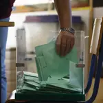 Recogida de los votos de una urna para proceder a su recuento
