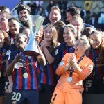 Las jugadoras del FC Barcelona celebran su victoria frente a la Real Sociedad tras la final de la Supercopa de España de fútbol femenino