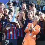 Las jugadoras del FC Barcelona celebran su victoria frente a la Real Sociedad tras la final de la Supercopa de España de fútbol femenino