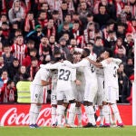 El Real Madrid celebrando el gol en San Mamés