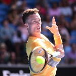 Jiri Lehecka da un golpe de derecha en su partido del Open de Australia contra Félix Auger-Aliassime