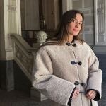 María Pombo con abrigo de borrego de Mango para soportar el frío de Madrid