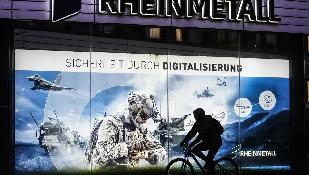 Un hombre en bicicleta pasa por delante de la sede del mayor fabricante de armas de Alemania, Rheinmetall AG, en Düsseldorf, Alemania