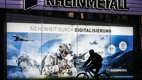 Un hombre en bicicleta pasa por delante de la sede del mayor fabricante de armas de Alemania, Rheinmetall AG, en Düsseldorf, Alemania
