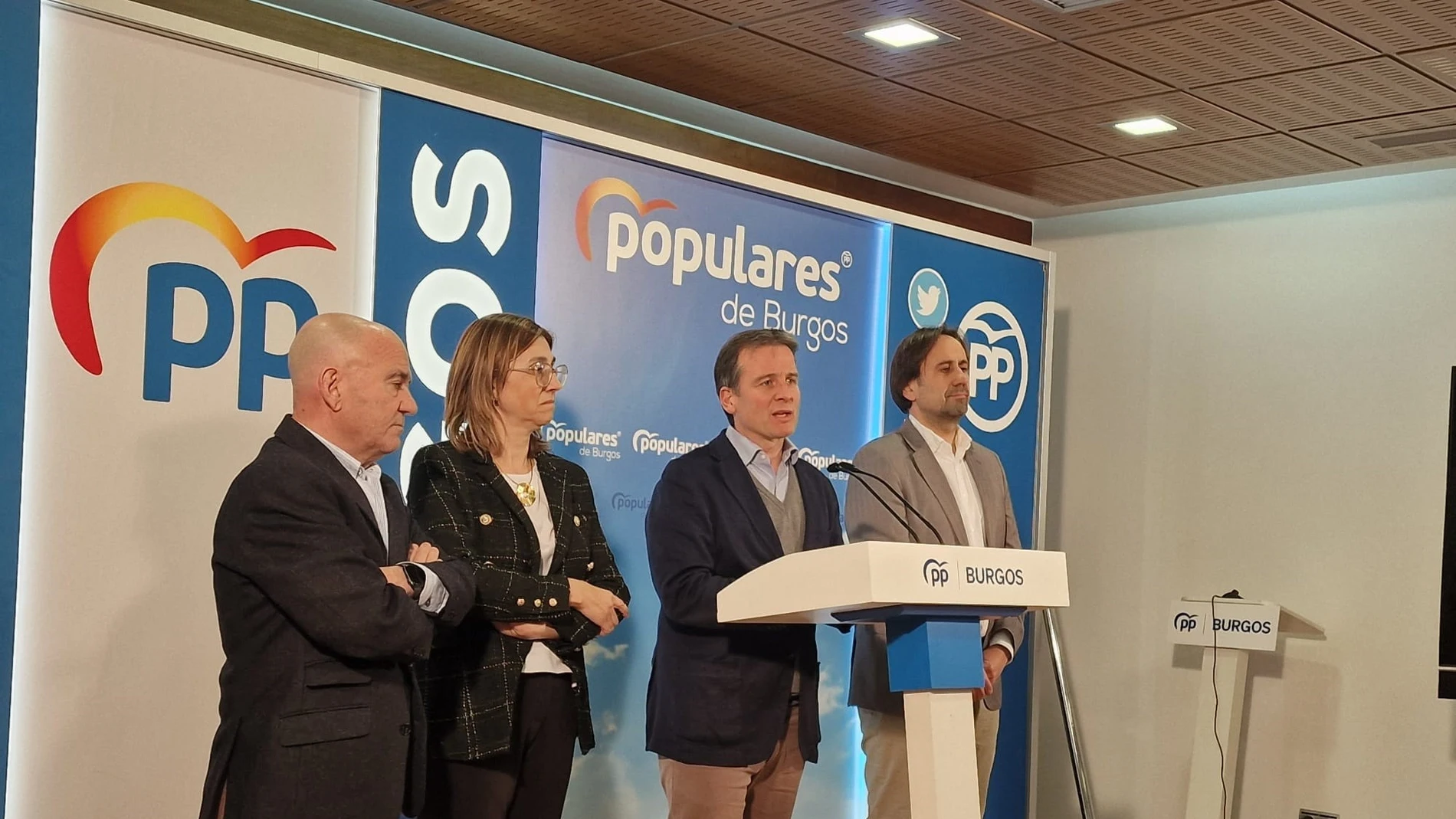 Borja Suárez, y a su lado los candidatos a Aranda de Duero y Miranda de Ebro, Raquel González y Sergio Montoya