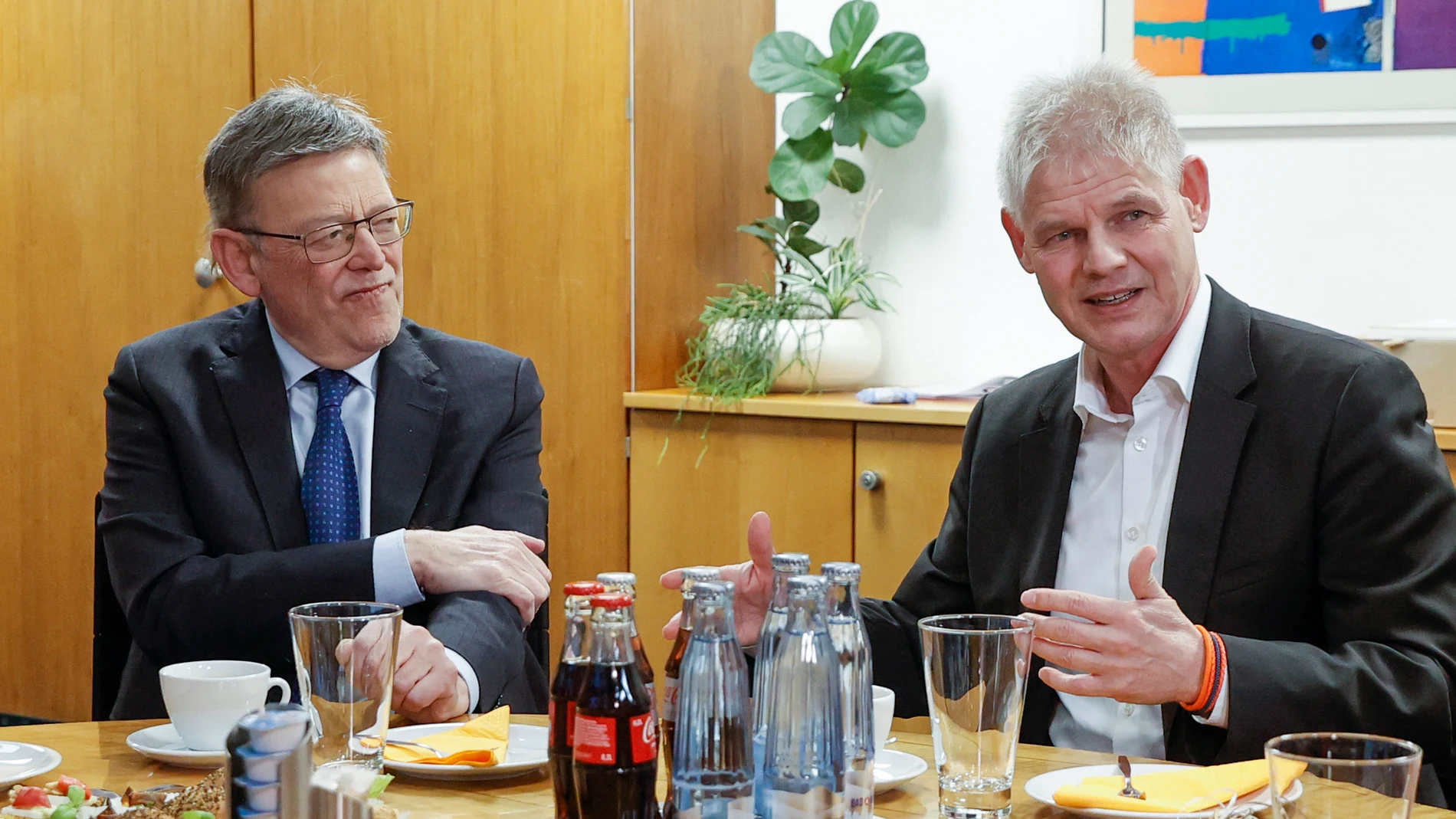 El presidente de la Generalitat, Ximo Puig junto al alcalde de Salzgitter, Frank Klingebiel, tras visitar la fabrica de baterías electricas