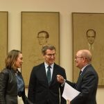 El presidente del Partido Popular, Alberto Núñez Feijóo (c), y la secretaria general del Partido Popular, Cuca Gamarra (i) durante la clausura de la jornada parlamentaria ‘Garantías del Estado de Derecho