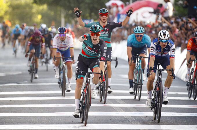 Bennett celebra su victoria en la primera etapa de la Vuelta a San Juan
