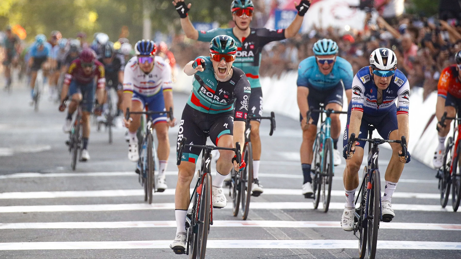 Bennett celebra su victoria en la primera etapa de la Vuelta a San Juan
