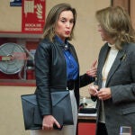 La portavoz del PP Cuca Gamarra (i) a su llegada a la reunión que la Diputación Permanente del Congreso mantiene este lunes, para debatir y votar una decena de comparecencias de ministros