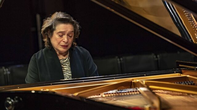 La pianista Elisabeth Leonskaja durante el recital