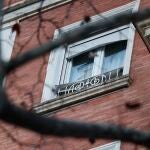 La ventana de una de las viviendas del edificio donde han sido asesinadas una madre y su hija de ocho años en Valladolid