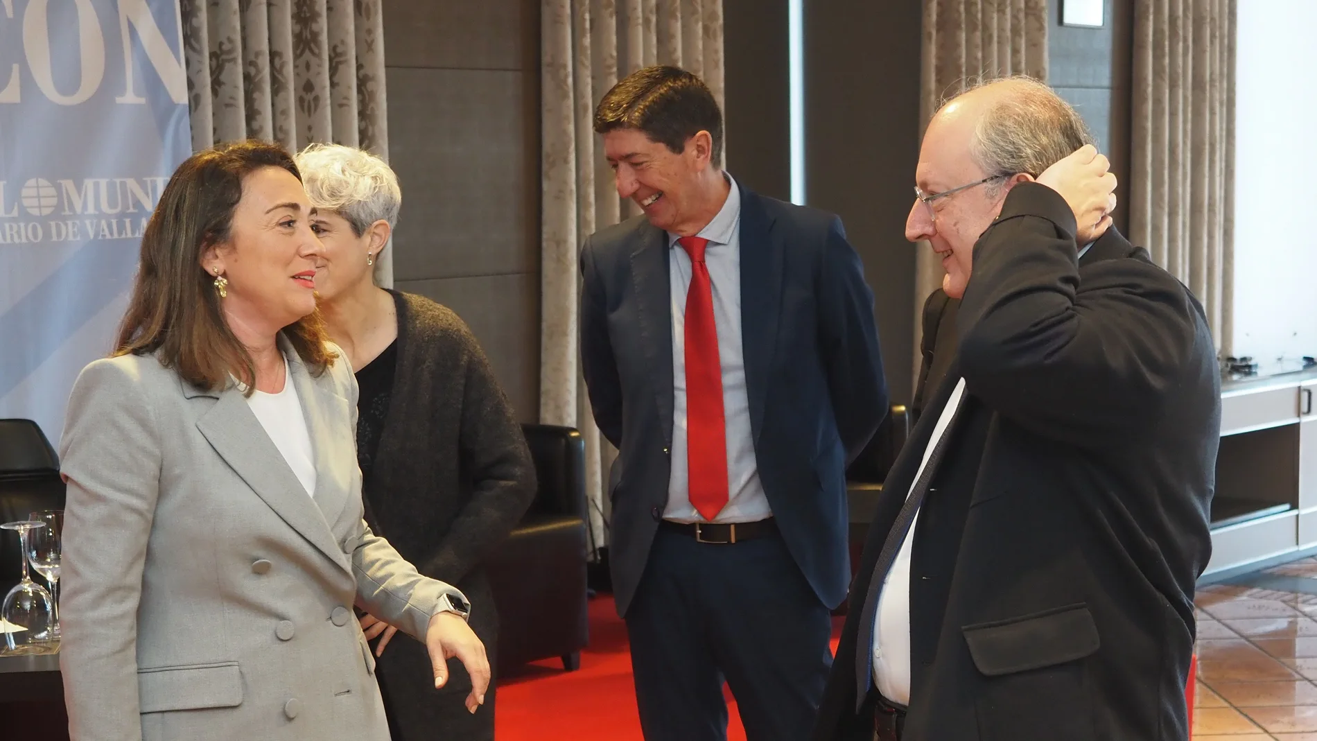 La consejera María González Corral conversa con el presidente del CES Castilla y León, Enrique Cabero