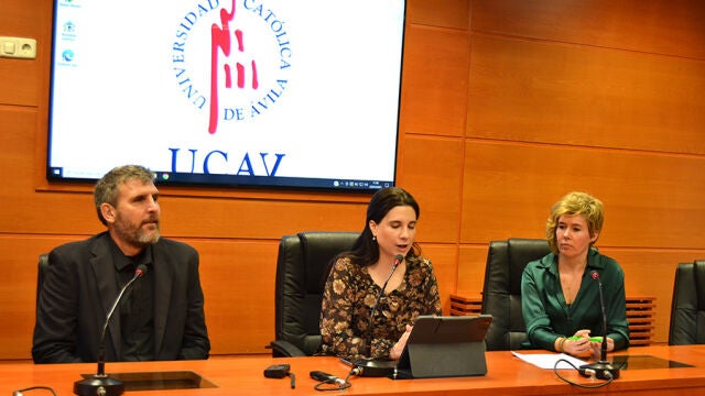 Noelia Muñoz, directora de Promoción y Desarrollo de la UCAV; Lourdes Miguel, decana de la Facultad de Ciencias Sociales y Jurídicas; y Ricardo Reier, director de la Escuela de Negocios Ávila Business School hacen balance