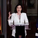 La portavoz del Grupo Socialista en el Senado, Eva Granados (d), y la secretaria de Igualdad en la Comisión Ejecutiva Federal del PSOE, Andrea Fernández (i), atienden a la prensa