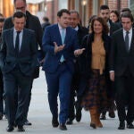 El presidente de la Junta de Castilla y León, Alfonso Fernández Mañueco, conversa con el expresidente del Gobierno José María Aznar y la exalcaldesa de Madrid Ana Botella, entre otros, antes del acto
