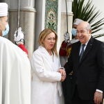 Giorgia Meloni y el presidente de Argelia, Abdelmadjid Tebboune