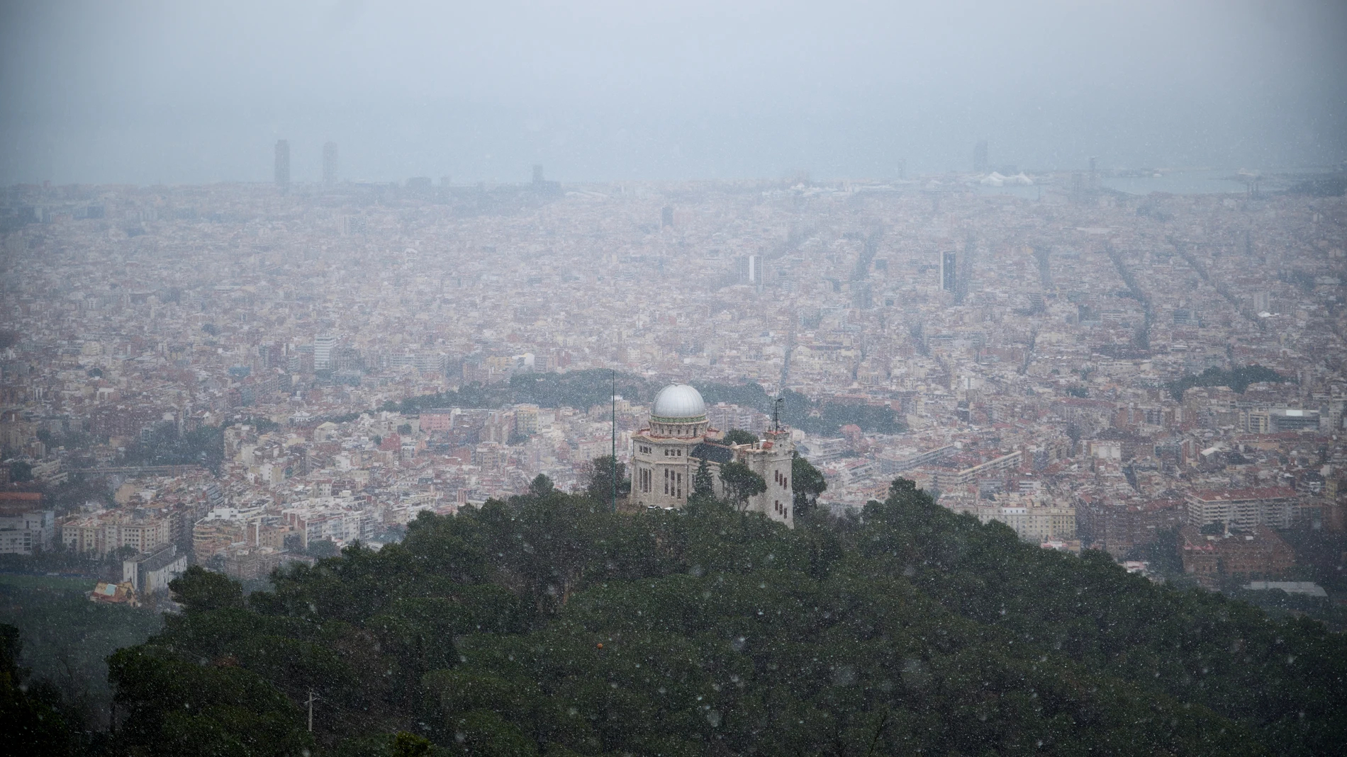Vista de copos de nieve desde la zona de Tibidabo, a 24 de enero de 2023 en Barcelona