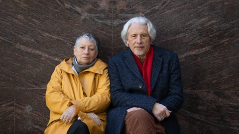 Liudmila Ulítskaya y Vladímir Sorokin, ayer, en Barcelona