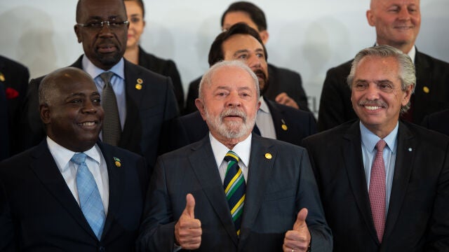 El presidente de Brasil Luiz Inacio Lula da Silva (C), junto al presidente de Argentina, Alberto Fernández, en la foto de familia de la cumbre Celac
