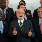 El presidente de Brasil Luiz Inacio Lula da Silva (C), junto al presidente de Argentina, Alberto Fernández, en la foto de familia de la cumbre Celac