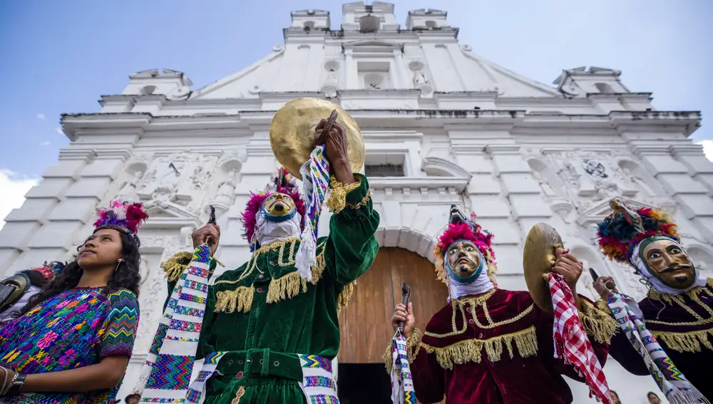 Indígenas con mascaras practican el Rabinal Achí, la danza maya que sobrevive al paso del tiempo en Guatemala | Fuente: EFE/ Esteban Biba