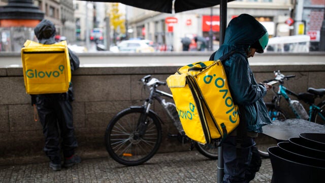 Riders de Glovo esperando algún reparto