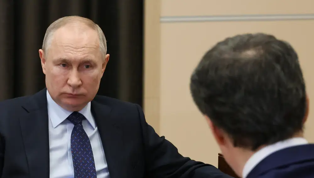 Vladimir Putin, a la izquierda, escucha al gobernador de la región de Belgorod, Viacheslav Gladkov