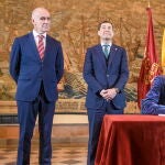 La ministra de Transportes, Movilidad y Agenda Urbana, Raquel Sánchez, firma el convenio de financiación del tramo norte de la línea 3 del Metro de Sevilla. EFE/Raúl Caro