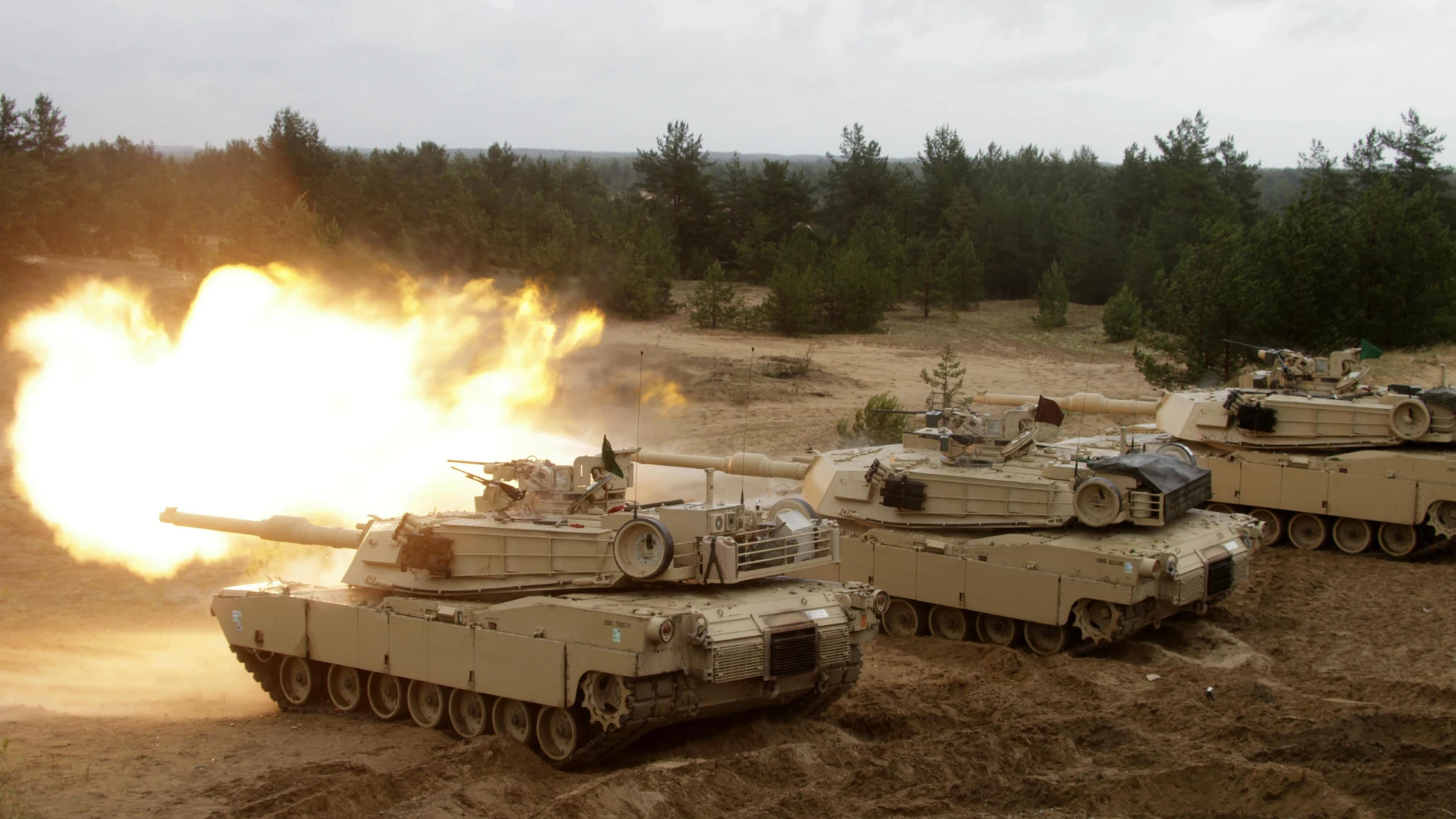 Un tanque Abrams del Ejército de EE UU dispara durante los ejercicios militares Saber Strike en el entrenamiento militar de Adazi, Letonia