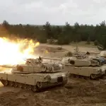 Un tanque Abrams del Ejército de EE UU dispara durante los ejercicios militares Saber Strike en el entrenamiento militar de Adazi, Letonia