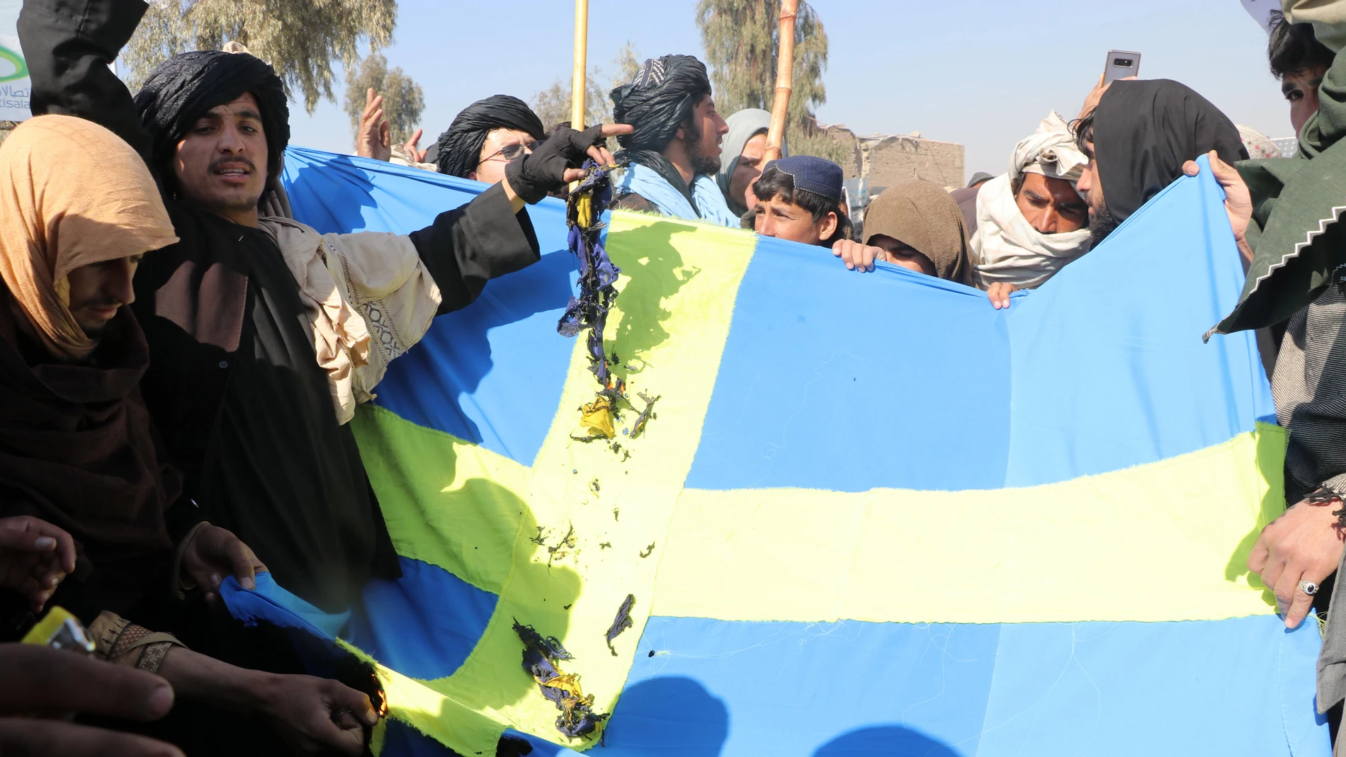 Manifestantes queman una bandera sueca en Kandahar (Afganistán)