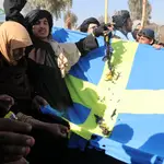 Manifestantes queman una bandera sueca en Kandahar (Afganistán)